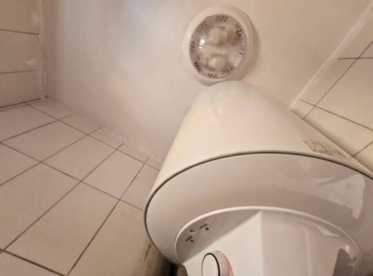A LOUER C À #KIPÉ ° En bordure de goudron – accès